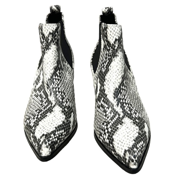 Blondo Emelia Waterproof Chelsea Bootie Black White Snake Print Leather - Size 6 - Picture 13 of 14